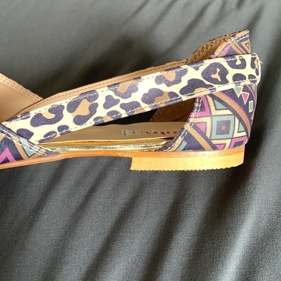 Goby Women’s Printed Ballet Flat - Picture 6 of 9